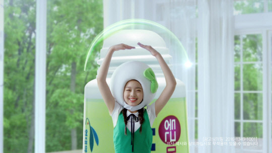 최근 각종 예능프로그램에 출현하는 배우 이수민이 현대약품의 벌레물림치료제 '둥근머리버물리겔' TV광고 모델로 활약하고 있다.(현대약품 제공)